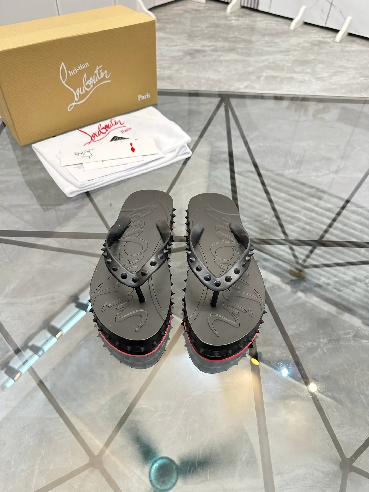 Men's shoes: 💰P320¥ Product trademark: CL red-soled shoes* "CL*" flip-flops Regular size: 38-44 (men's 45.46 can be customized) Product materials: imported cowhide upper, professional 5D craftsmanship, high-end rivets, sheepskin lining, original outsole. Number: 789